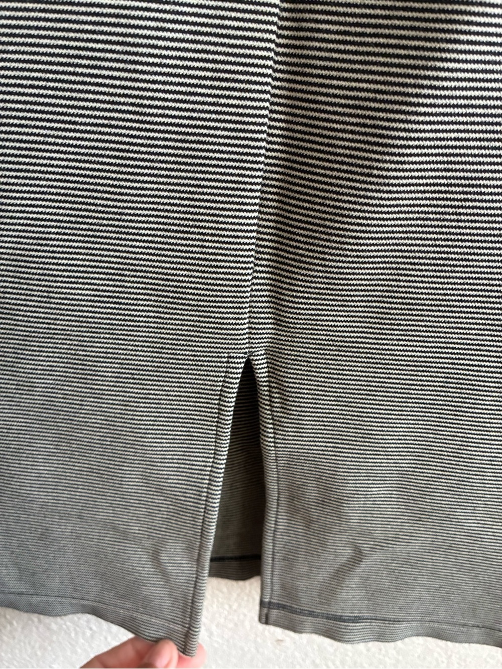 Alice +Olivia Black & White Stripped Pencil Mid Skirt 4 - Picture 6 of 10